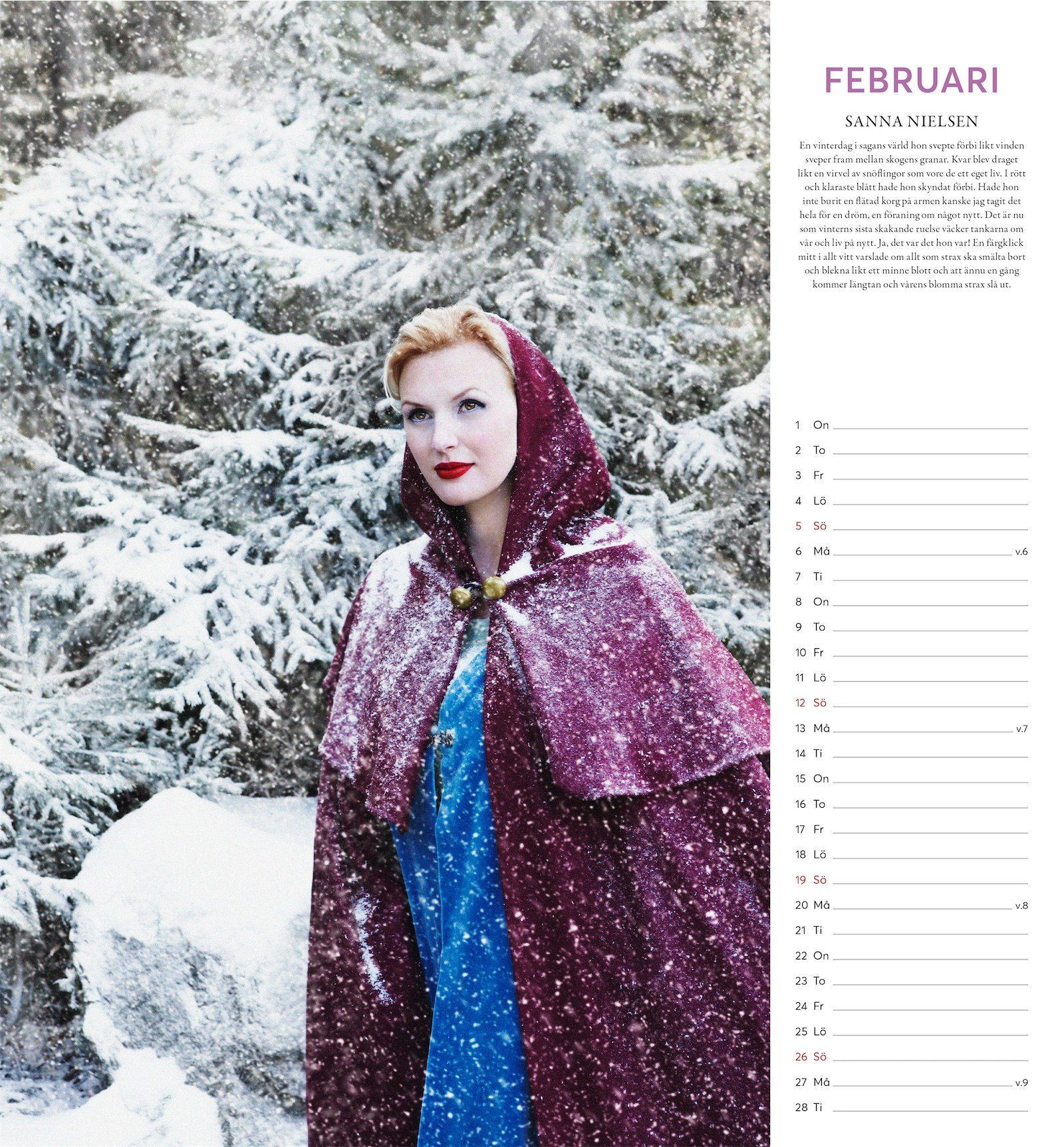 Sanna Nielsen som är med i kalendern Sagolika Kvinnor 2023. Hon är februari bilden. I ett snöigt vinterlandskap med granar i bakgrunden kommer hon från höger i bilden i klädd en mörkröd mantel över en klarblå klänning. Hennes röda läppar och blå ögon för tankarna till en lycklig rödluvan på väg genom skogen.