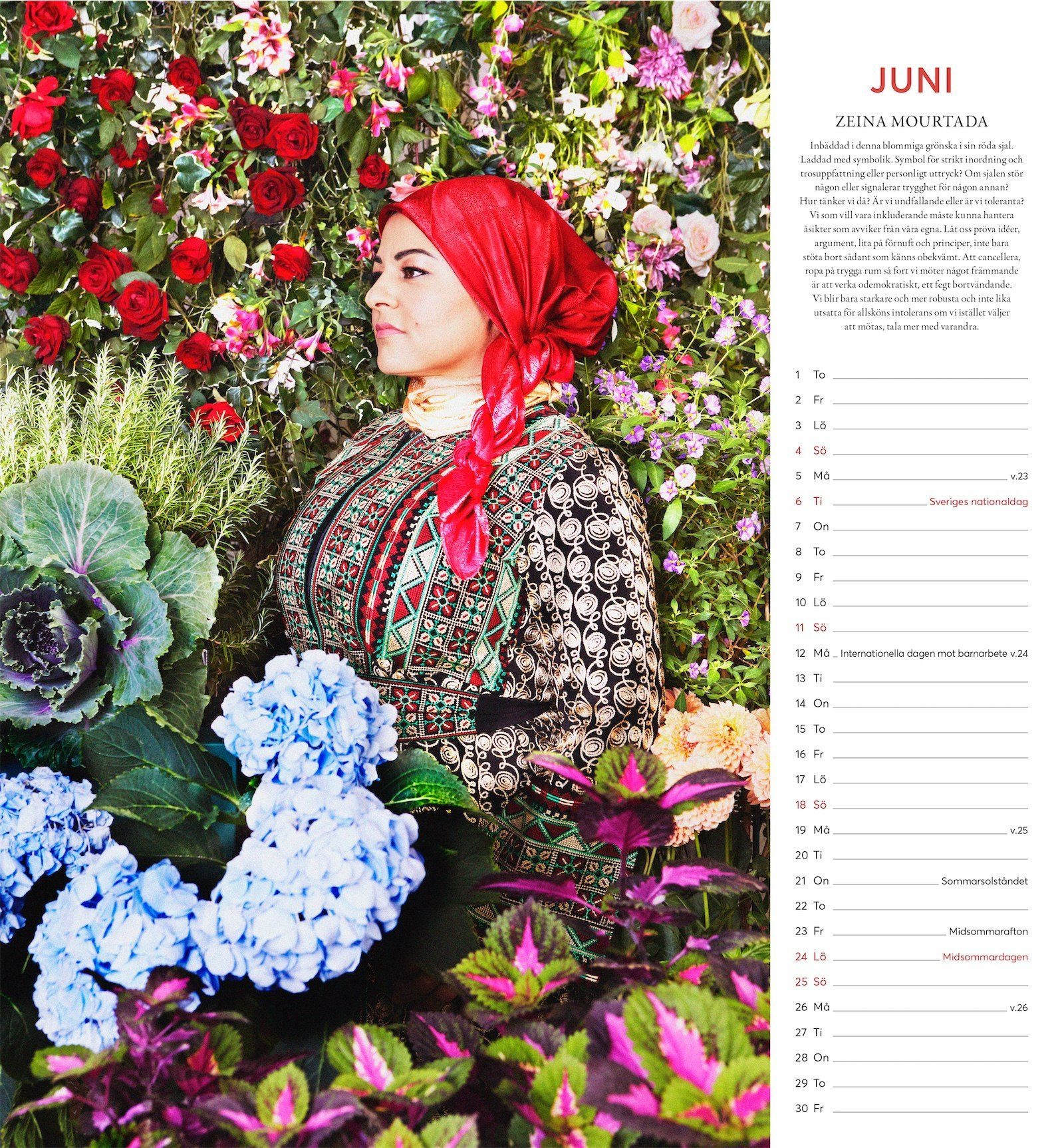 Zeina Mourtada som är med i kalendern Sagolika Kvinnor 2023. Hon är Juni bilden. Här står Zeina rakryggad i profil mot vänstersida, iklädd sitt röda huckle eller slöja. Hon bär en kurbitzlik långärmad klänning vars intensiva broderier konkurrerar med den blomrika bakgrunden.