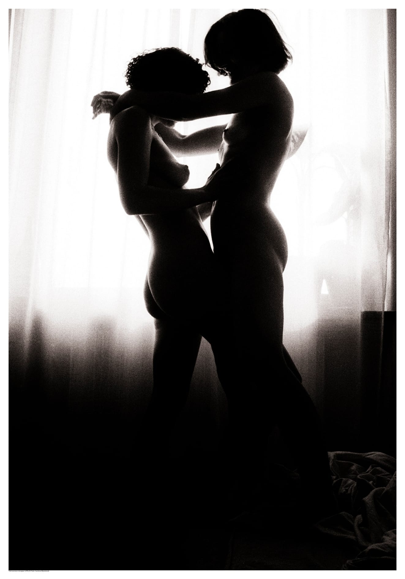 Två kvinnors kroppar Svartvit Poster – Alla posters Roosmark av Caroline Roosmark