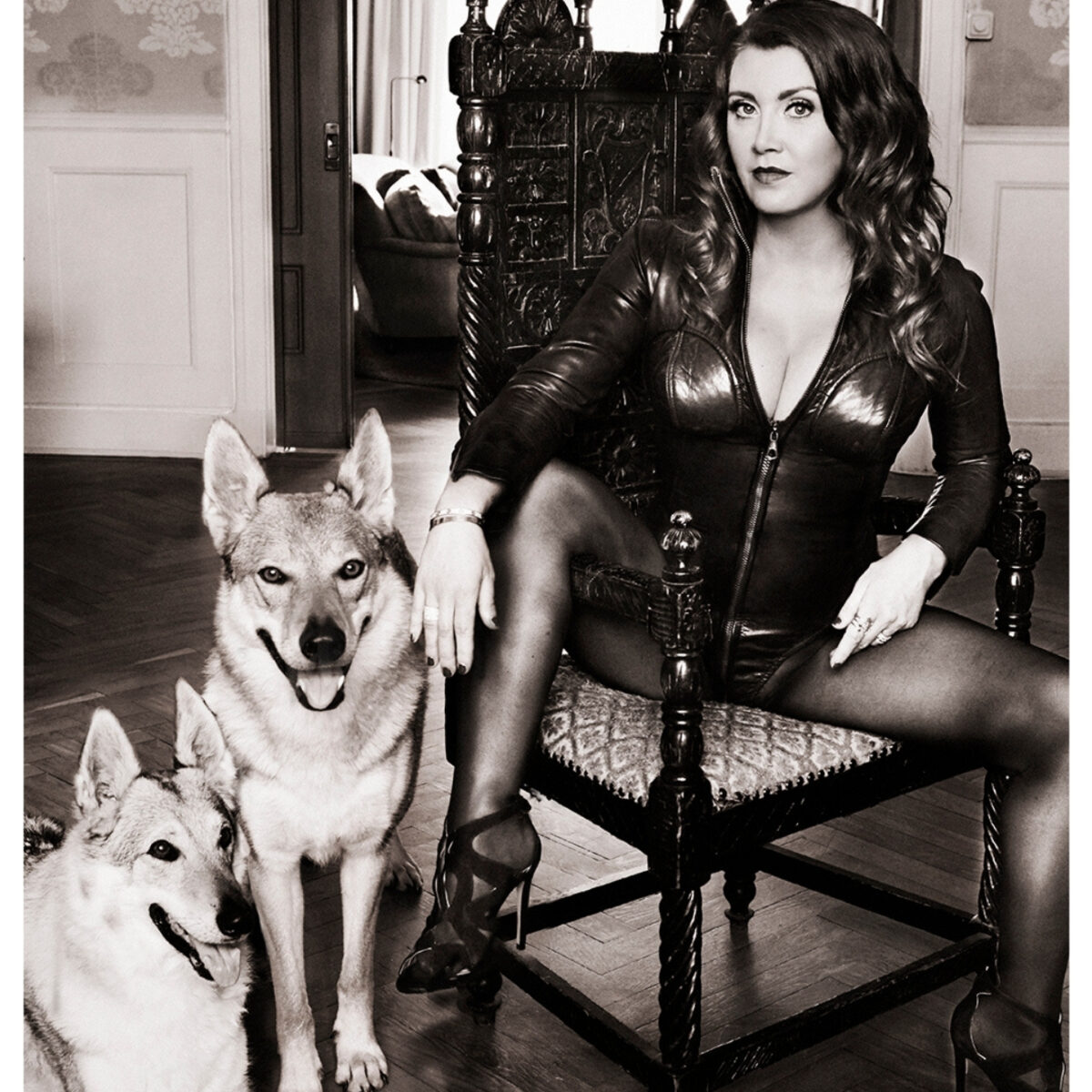 Camilla Läckberg med Varg Alla Posters Roosmark Camilla Läckberg 2020 Poster