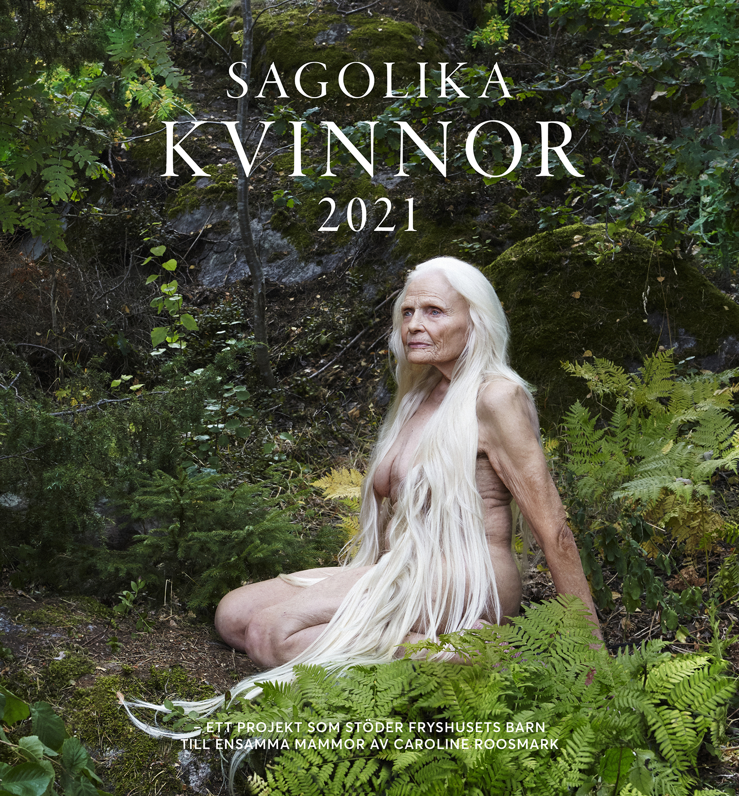 Sagolika Kvinnor 2021 omslag kalender liten ny Harriet Sittande naken i skogen