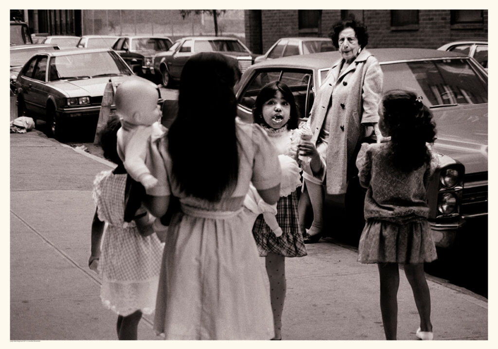 Lady Watching Kids New York City Svartvit Poster