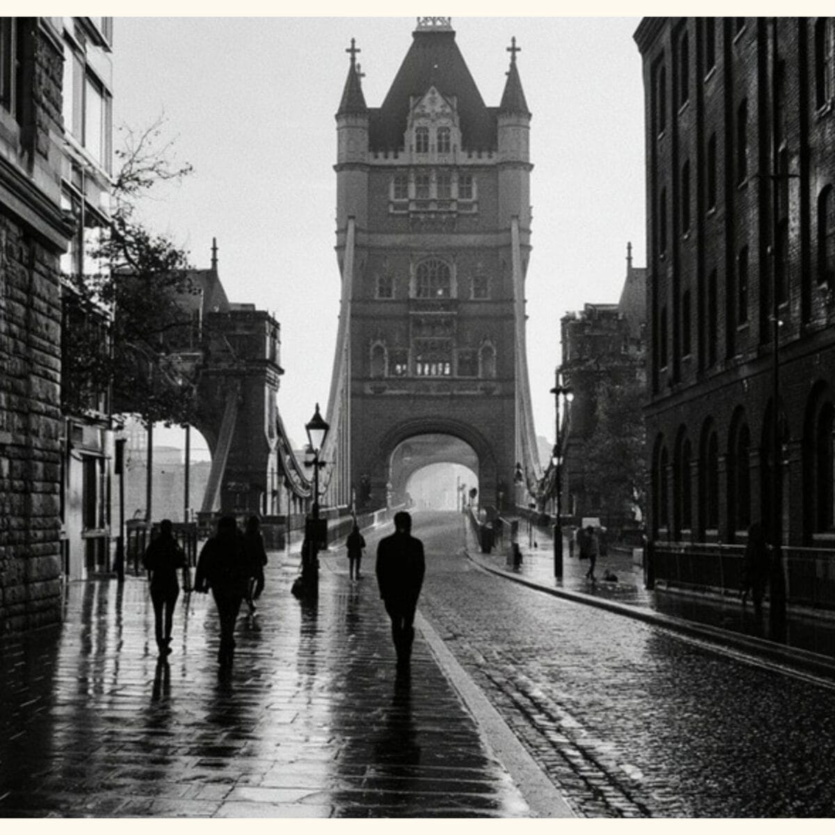 Tower Bridge i Regn Poster