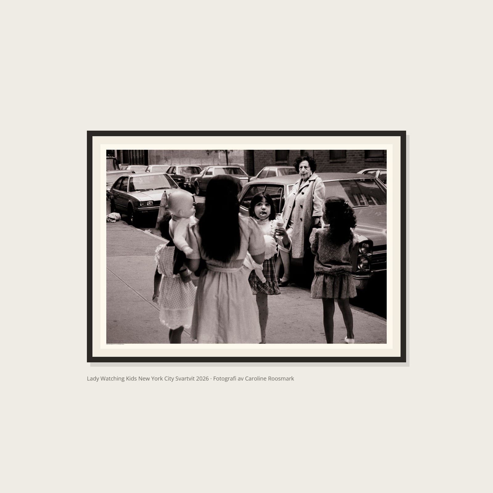 Lady-Watching-Kids-NYC © Caroline Roosmark Lady Watching Kids New York City Svartvit Poster – Alla posters Roosmark av Caroline Roosmark
