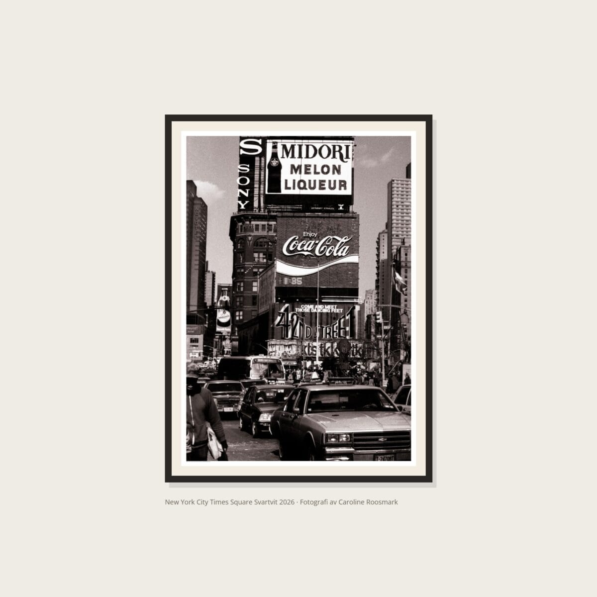 New York City Times Square Svartvit – poster i ram på vägg New York City Times Square Svartvit Poster – Alla posters Roosmark av Caroline Roosmark