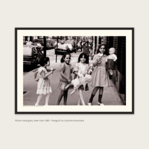 Flickor med glass, New York 1985 – fotografi av Caroline Roosmark